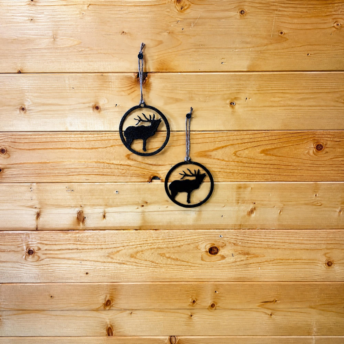 Metal Christmas ornaments in circle on wood – AllwayzMags