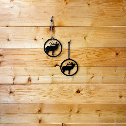 Metal Christmas ornaments in circle on wood – AllwayzMags